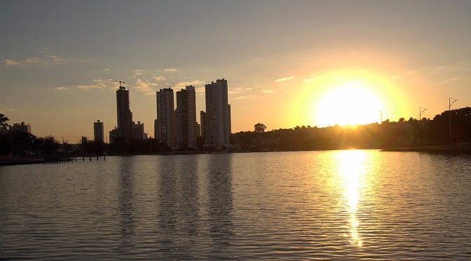 O sol nascendo na cidade Morena. Apesar do céu aberto, deve chover no decorrer do dia (Foto: André Bittar)
