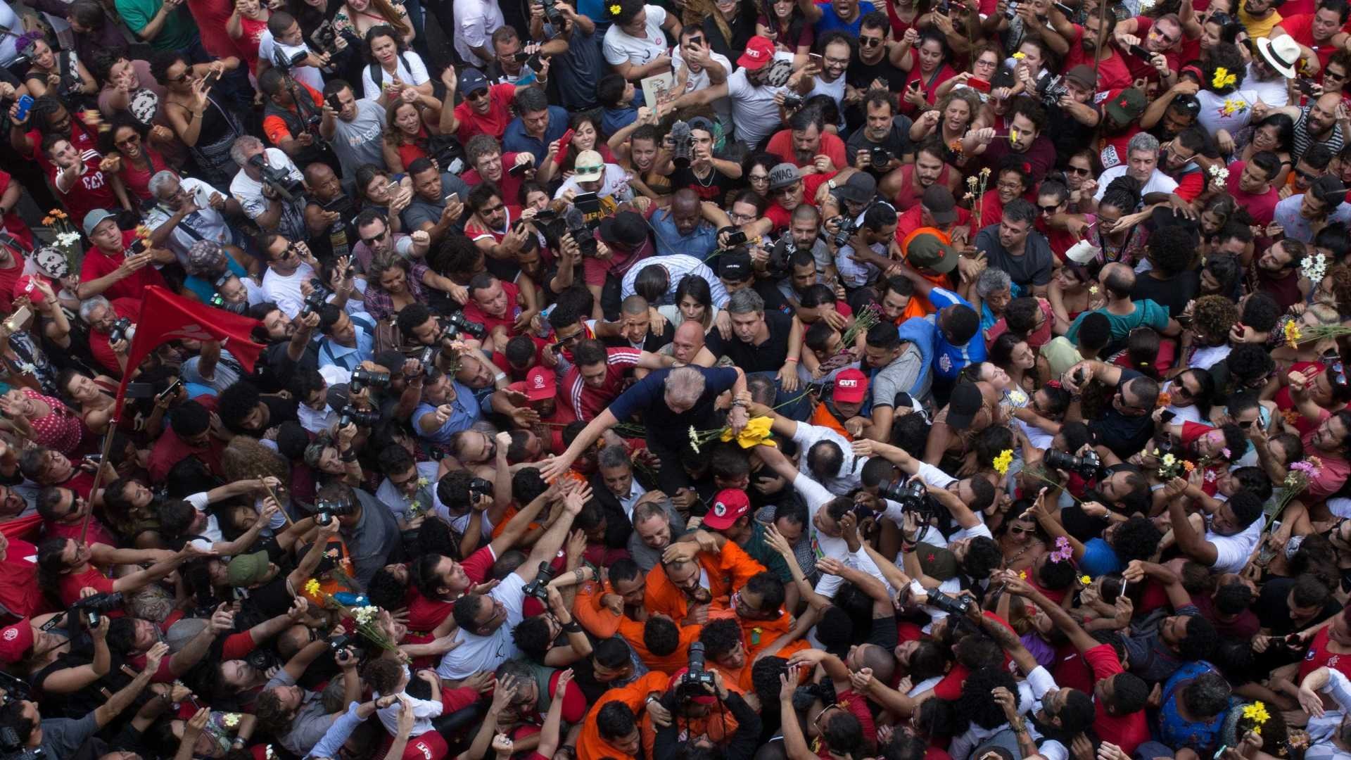 Lula deixa Sindicato dos Metalúrgicos e se entrega à PF Lula deixa Sindicato dos Metalúrgicos e se entrega à PF