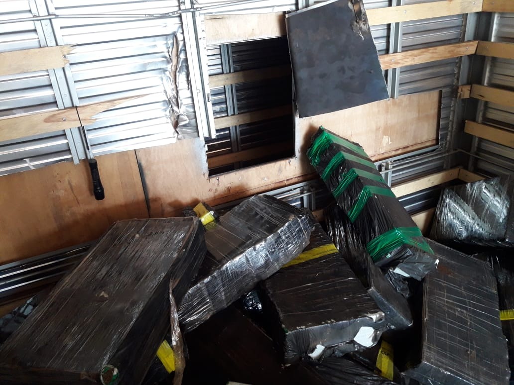 Três toneladas e meia de maconha estavam em parede falsa no caminhão. PM/Divulgação