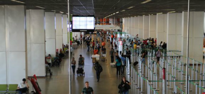 Aeroportos têm 155 voos cancelados e 17 com atraso durante a manhã deste sábado