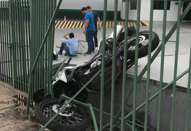 Motociclista perde controle e invade seguradora na região central de Campo Grande