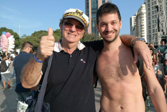 Os argentinos Alex e Sebastian Brudelson elogiaram a receptividade dos brasileiros, enquanto se divertiam no Boulevard Olímpico, na Praça MauáVladimir Platonow/Agência Brasil
