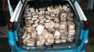 Motorista é flagrado transportando 280 kg de pasta base em pneus de caminhão Droga foi apreendida (Foto: Divulgação PM)