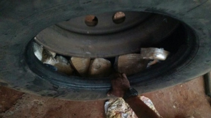 Motorista é flagrado transportando 280 kg de pasta base em pneus de caminhão Droga foi colocada em pneus e estepe de caminhão vazio. (Foto: Divulgação PM)