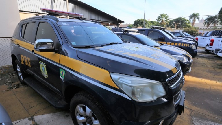 PRF doa veículos para fiscalizações de trânsito e segurança da Capital