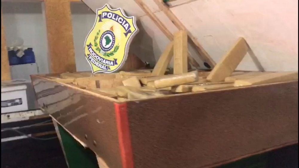 Maconha é apreendida em fundos falsos de mesas de bilhar Tabletes de maconha em mesas de bilhar (Foto: PRF/ Divulgação)