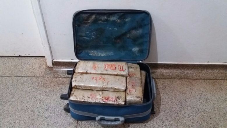 Paranaense é preso na rodoviária com maconha em mala Vários tabletes foram encontrados dentro da mala - Foto: Osvaldo Duarte