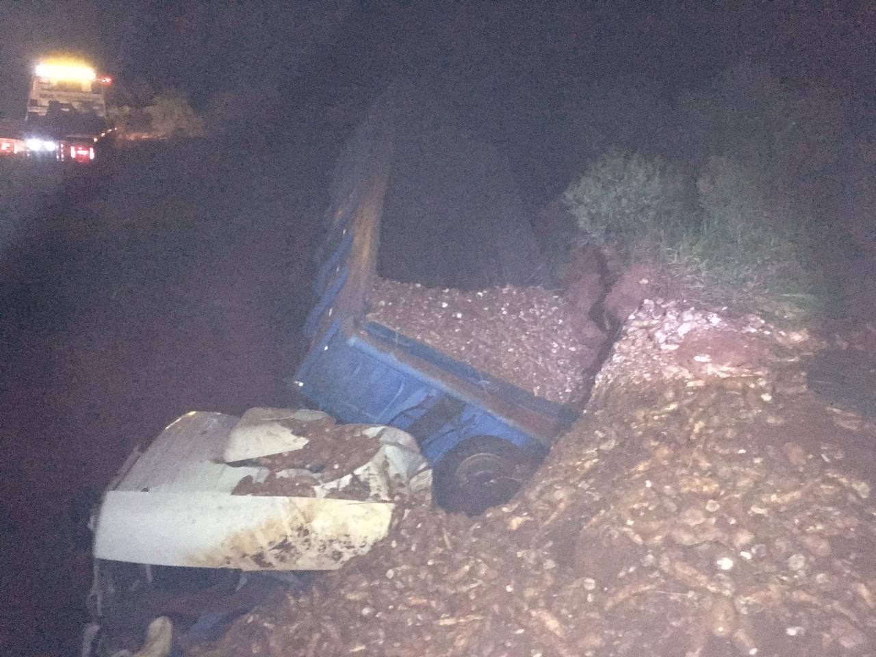 Caminhoneiro morre após perder controle de direção e cair em valeta