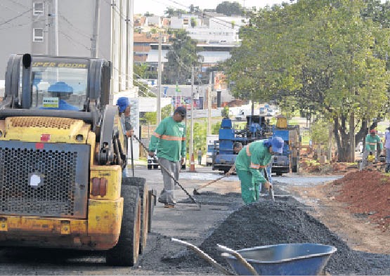 Obras em rotatória na Capital vão demorar mais um mês Obras começaram em março deste ano - Foto: Paulo Ribas/Correio do Estado