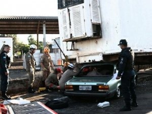 Motorista vai parar embaixo de semirreboque estacionado Foto: Saul Schramm