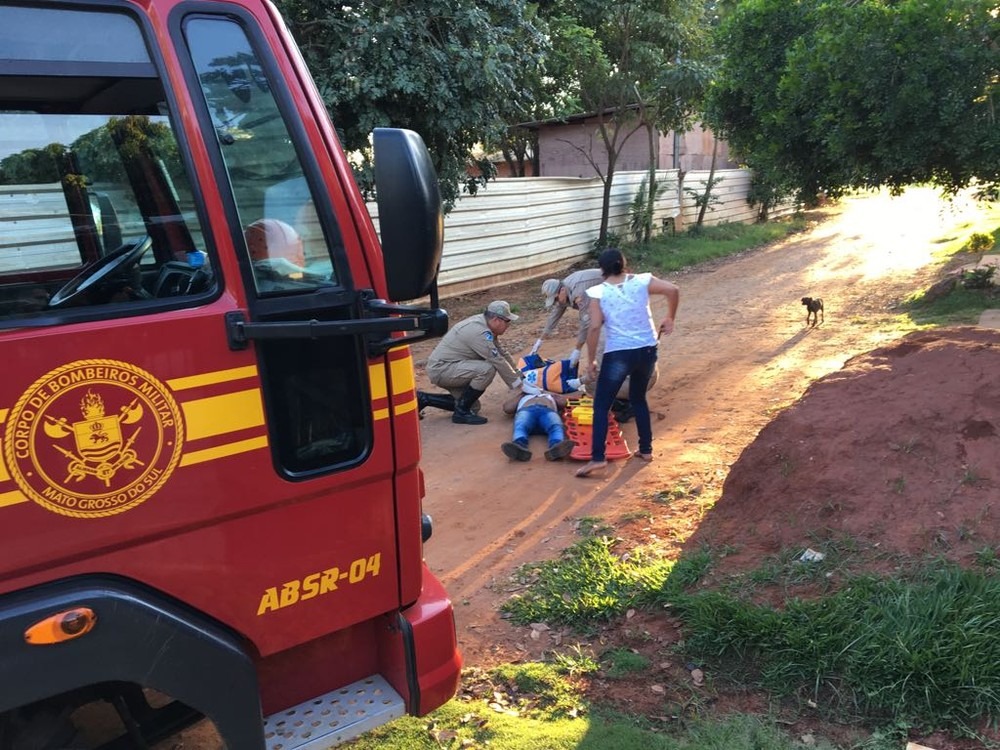 Homem é gravemente ferido por grupo ao se envolver em briga na saída de bar Suspeito foi agredido por grupo durante a madrugada (Foto: Osvaldo Nóbrega)