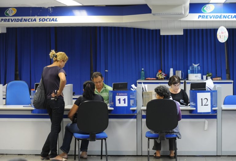 Veja o que mudará na aposentadoria após a promulgação da reforma Para quem já está no mercado de trabalho, de modo geral, valem as regras de transição