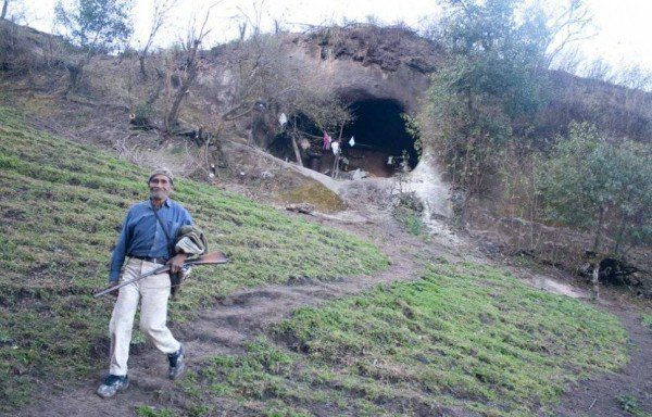 “Homem das cavernas” moderno viveu dentro de uma gruta pelos últimos 40 anos Foto: Reprodução / Oddity Central