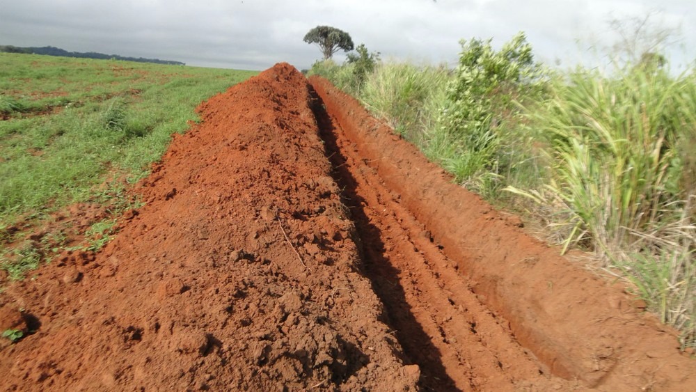 Valeta de 243 metros de comprimento foi construída para a drenagem de águas pluviais da propriedade. (Foto: PMA/Divulgação)