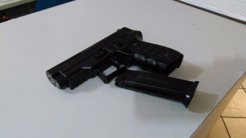 Vítima rastreia celular e dois são presos por roubos com arma de brinquedo Simulacro usada pelos bandidos , em Campo Grande (Foto: Osvaldo Nóbrega)