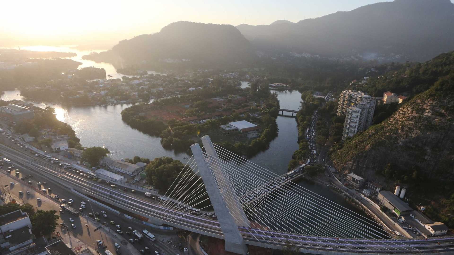 Barra da Tijuca tem via interditada por deslizamento de pedras Barra da Tijuca tem via interditada por deslizamento de pedras
