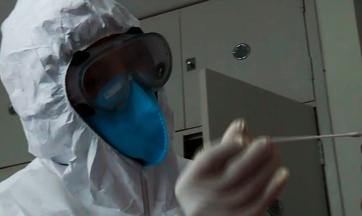 OMS pede aumento na produção de máscaras cirúrgicas para agentes da área da saúde Warley de Andrade / Tv Brasil