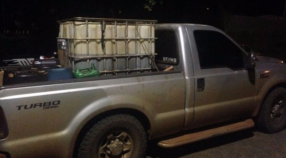 Caminhonete apreendida com 1 mil litros de óleo diesel furtados em empresa de Aparecida do Taboado (Foto: Polícia Militar/Divulgação)