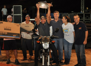 Murilo entrega prêmios aos vencedores do torneio de pesca e recebe elogios Prefeito Murilo entrega moto à Elcio Ribeiro, o vencedor na categoria adulto ao fiscar um pacu de 3,780 quilos – A. Frota