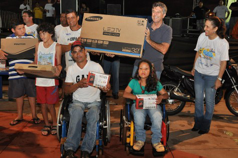 Murilo entrega prêmios aos vencedores do torneio de pesca e recebe elogios Foto A. Frota
