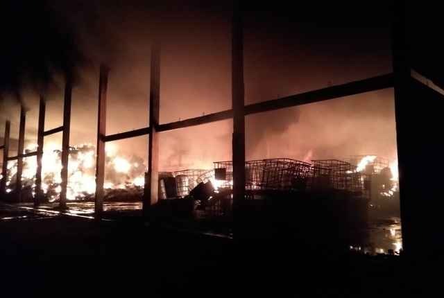 Bombeiros tentam combater incêndio em galpão de resíduos sólidos CBM/Divulgação