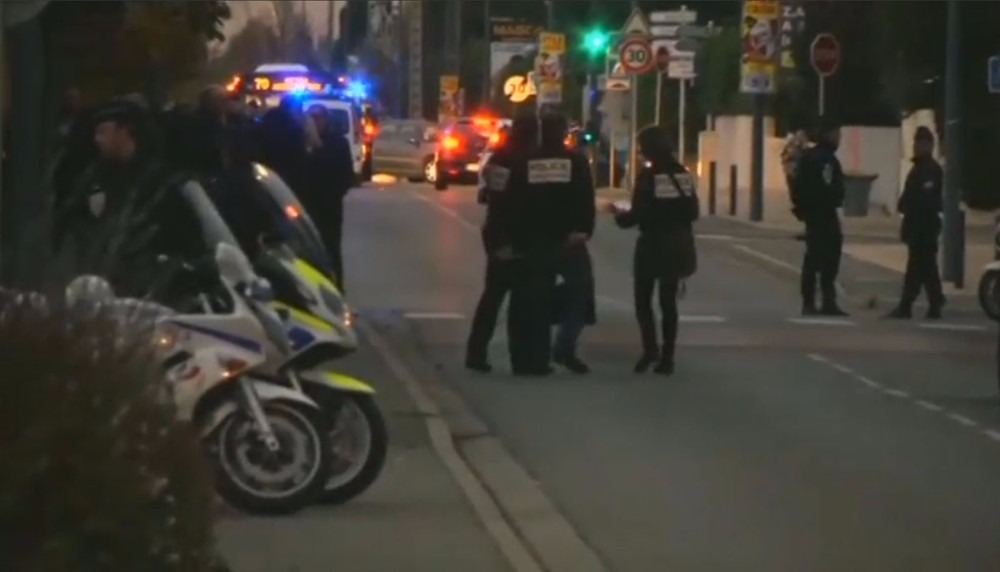 Policiais inspecionam local de atropelamento desta sexta-feira (10) perto de escola na França (Foto: Reuters)