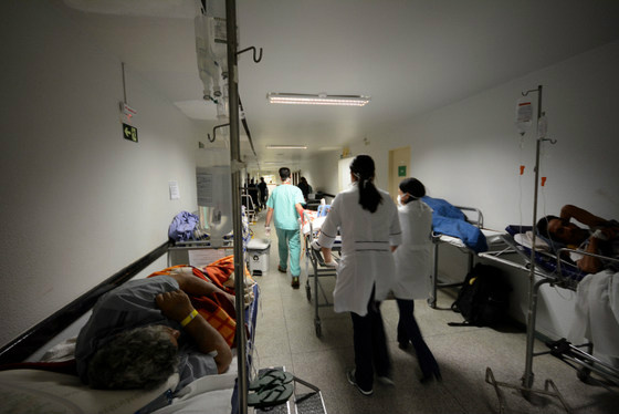 Na Santa Casa, diversos pacientes acabam ficando nos corredores - Foto: Álvaro Rezende / Correio do Estado