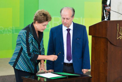 A presidenta Dilma dá posse ao novo ministro da Educação, Renato Janine RibeiroAntonio Cruz/Agência Brasil