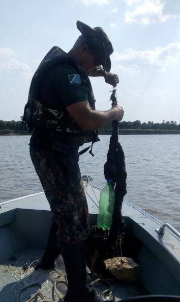 PMA apreende oito espinheis com 240 anzóis em fiscalização no rio Paraguai Divulgação