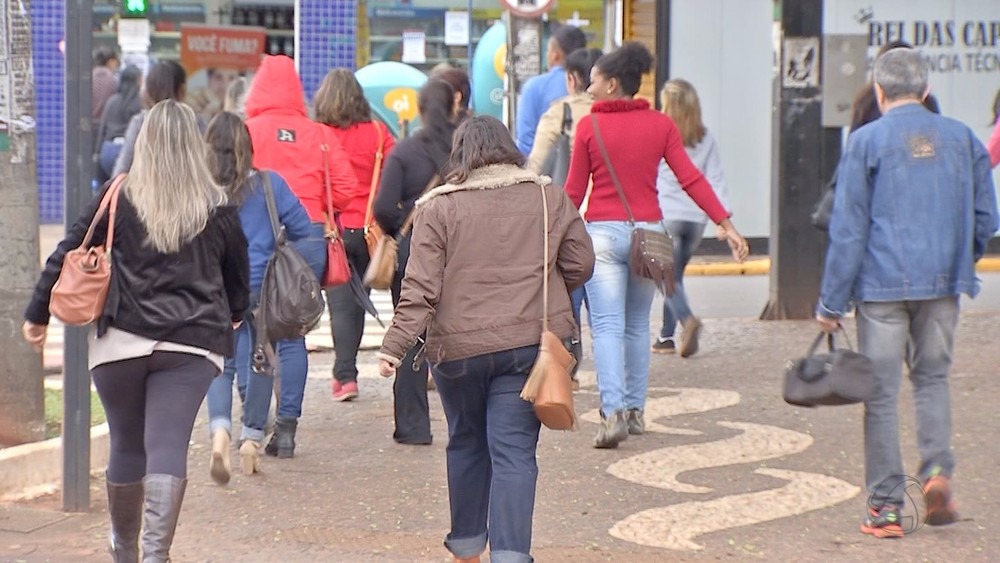 Frio fez moradores de Campo Grande saírem agasalhados nesta sexta-feira (9) (Foto: Reprodução)