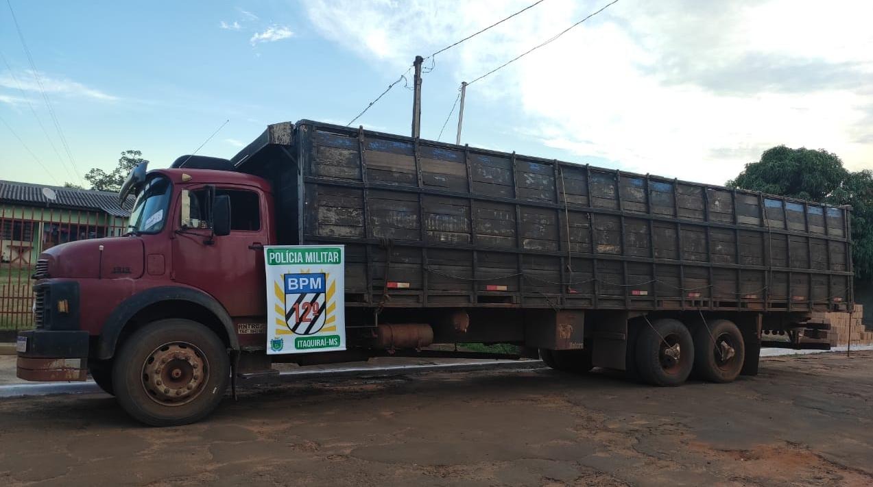PM apreende caminhão boiadeiro com carga de cigarros contrabandeados PM apreende caminhão boiadeiro com carga de cigarros contrabandeados