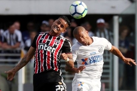 Everton disputa bola com Carlos Sanchez. Reuters/Paulo Whitaker