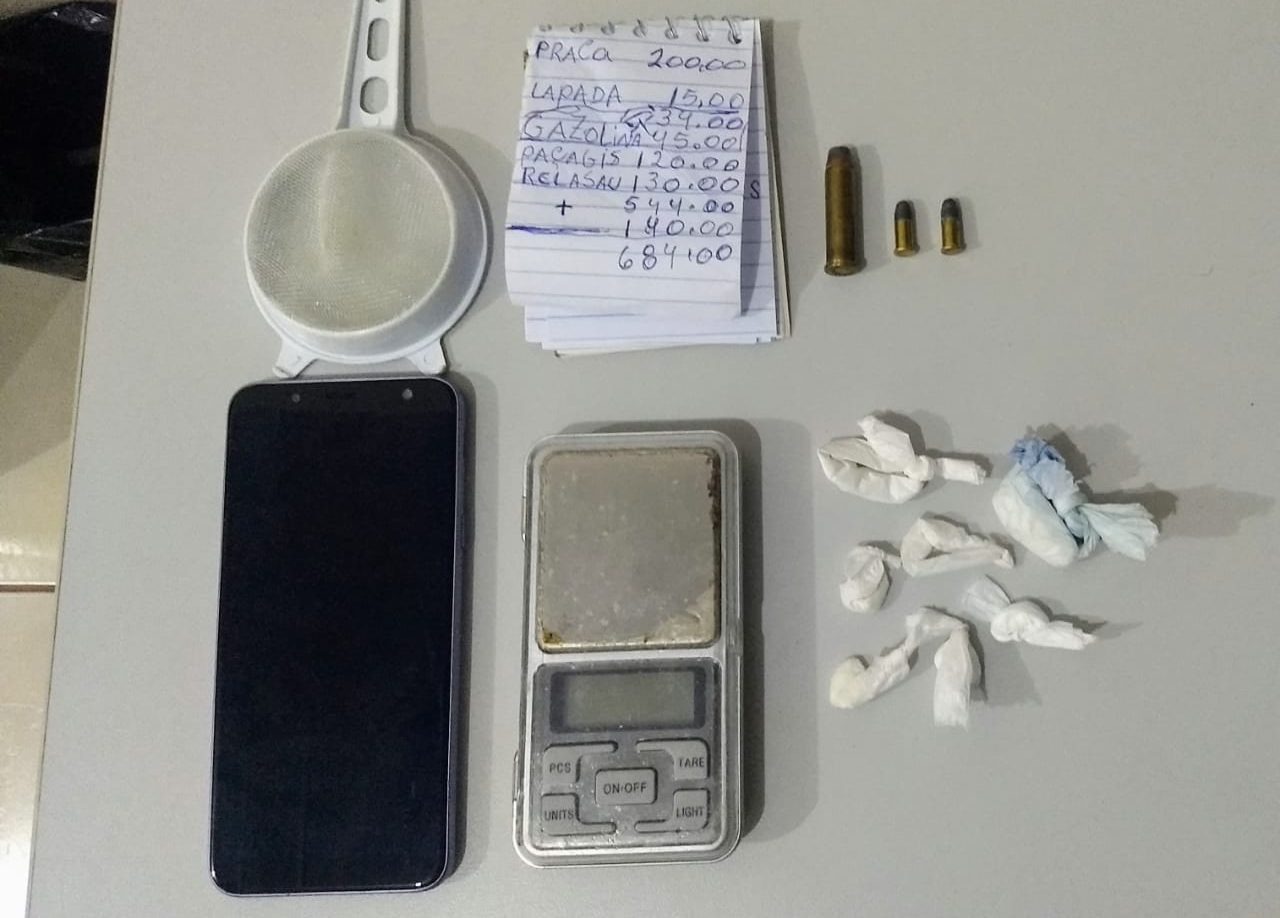 No local, ainda foram apreendidos porções de droga. PM/Divulgação