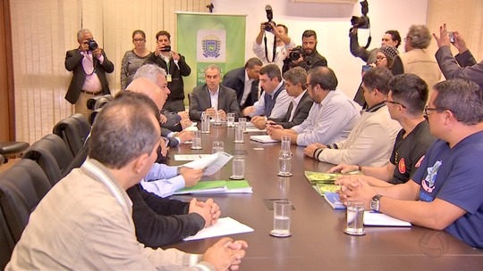 Após protestos, governador assume negociação salarial com servidores Azambuja e servidores discutem renegociação salarial após protestos em Campo Grande