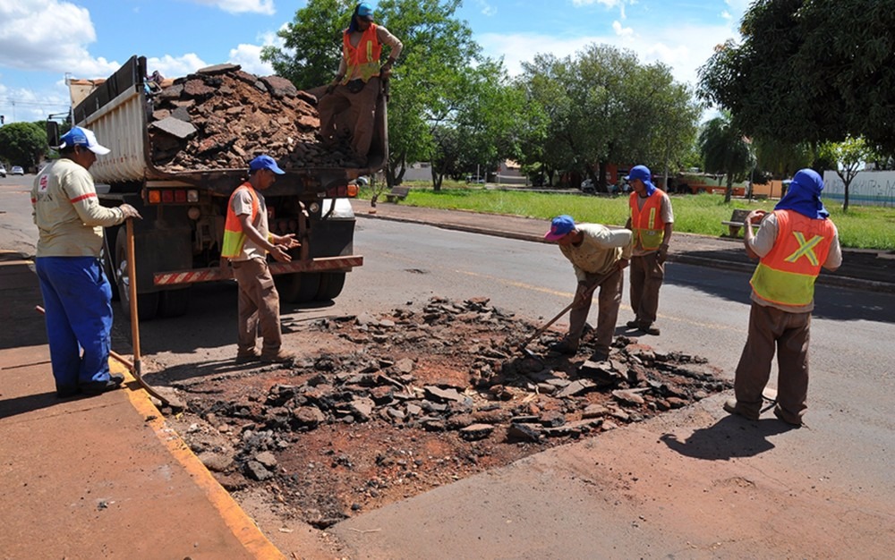 Prefeitura de Campo Grande faz serviços de tapa-buracos constante na cidade (Foto: Prefeitura de Campo Grande/Divulgação)