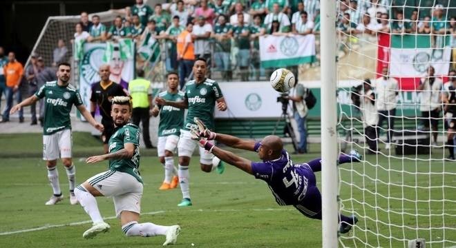 Corinthians surpreende Palmeiras no Allianz e é bicampeão paulista Rodriguinho chuta, a bola bate em Victor Luis e engana Jailson, no gol do Corinthians. Paulo Whitaker/Reuters
