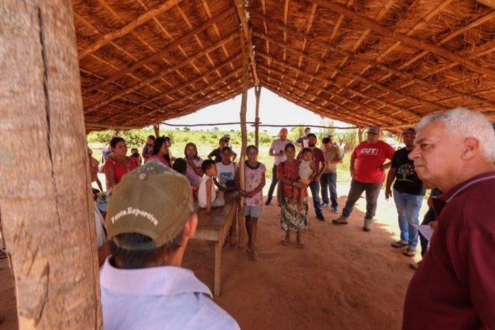 Entrega contou com a presença do deputado Cabo Almi. 
Roberto Costa