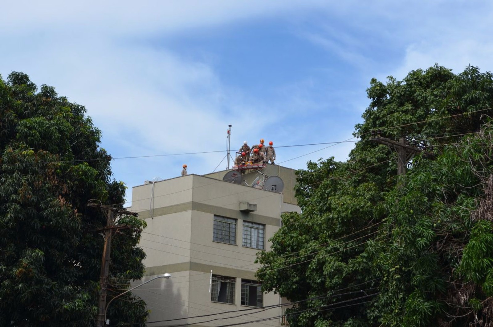 Trabalhadores inalam fumaça durante limpeza de caixa d'água e são socorridos em MS (Foto: Edmar Melo/TV Morena)