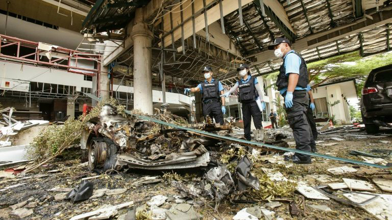 Explosão de carro-bomba deixa um morto e mais de 30 feridos na Tailândia Peritos inspecionam o local da explosão - AFP