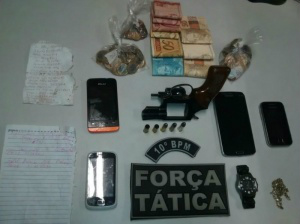 Grupo ia roubar mais sete motéis; morto em confronto tinha 16 anos Material apreendido pela Força Tática com os ladrões durante roubo a motel. (Foto: Divulgação)