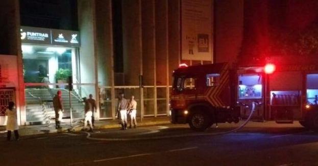 Incêndio atinge prédio da Fundação do Trabalho de Mato Grosso do Sul Incêndio atinge prédio da Fundação do Trabalho de Mato Grosso do Sul