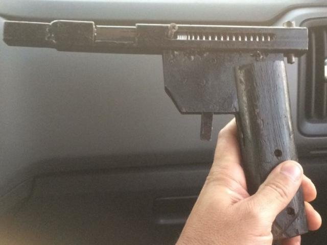 Pistola artesanal utilizada no crime. PC/Divulgação