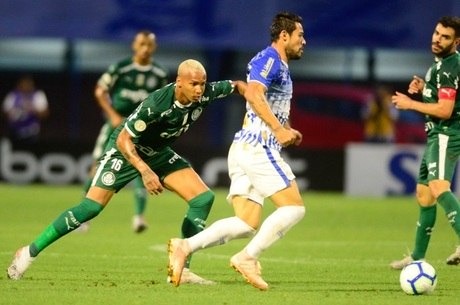 Com 'chuva de VAR', Palmeiras vence e mantém perseguição ao Fla Palmeiras dominou as ações desde o primeiro tempo
Eduardo Valente/Agência Estado