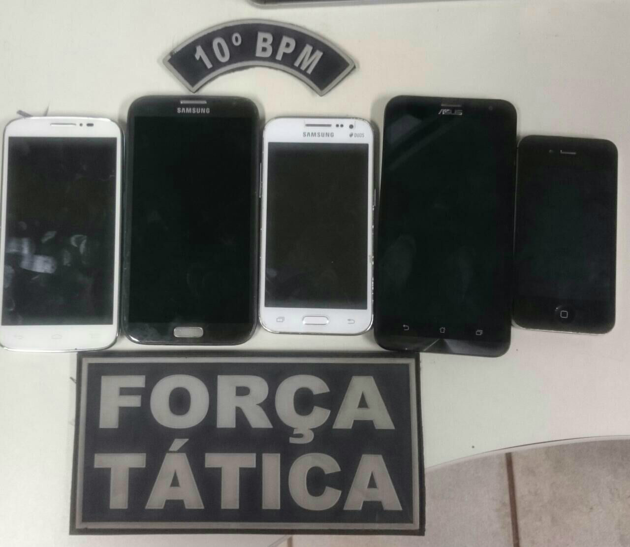 Aparelhos celulares apreendidos com os autores dos roubos à veículos
