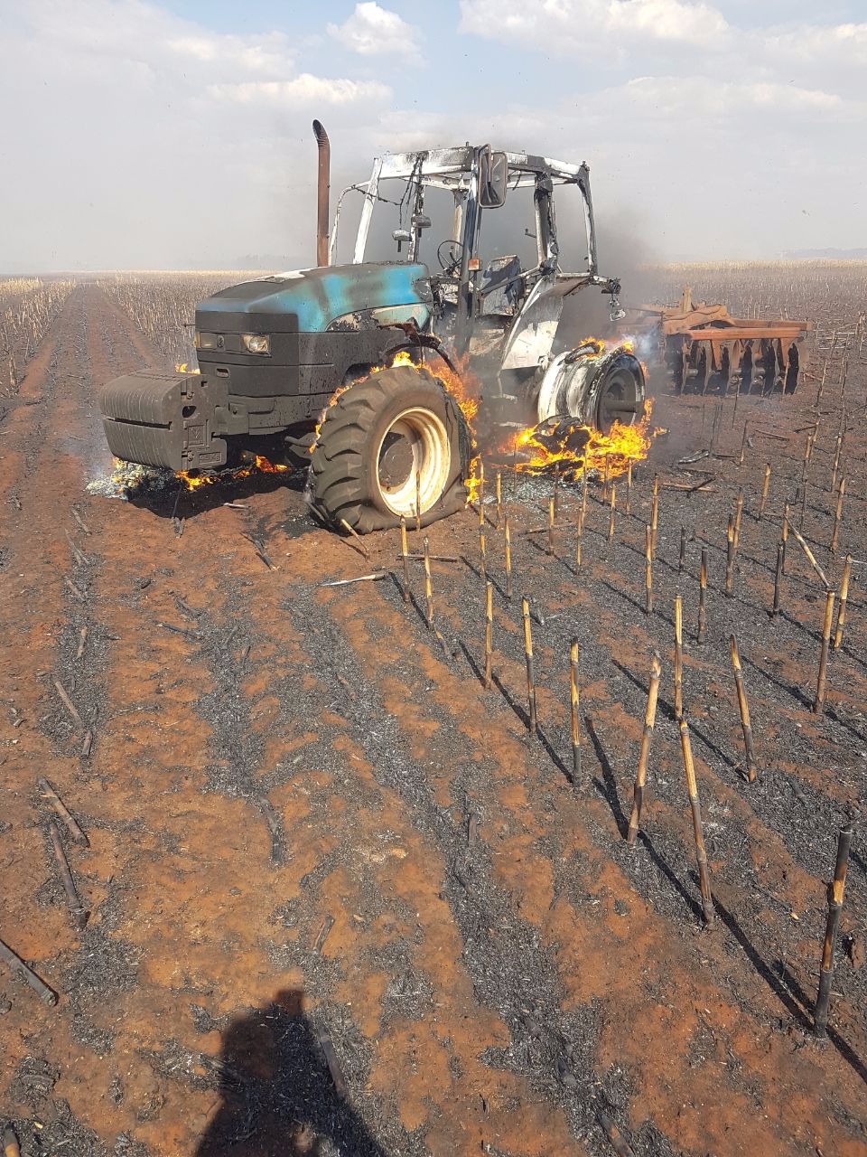 Produtor rural é resgatado de incêndio em lavoura com 80% do corpo queimado Trato ficou destruído pelo fogo.