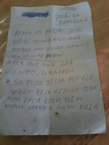 Bebê é encontrada morta dentro de bolsa em banheiro de igreja Junto ao corpo estava uma carta escrita pela mãe, pedindo que o padre da cidade batizasse a menina (FOTO: DIVULGAÇÃO)