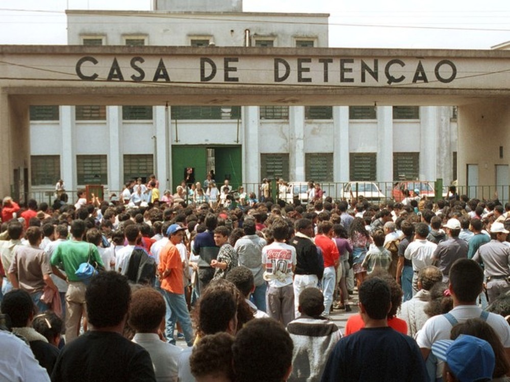 STJ invalida decisão que anulou júri do massacre do Carandiru Foto de 92 mostra multidão de parentes e curiosos na entrada do Carandiru à espera de notícias (Foto: Heitor Hui/Estadão Conteúdo/Arquivo)