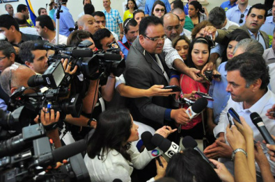 Jornalistas falam sobre seu “Dia” e desafios da profissão Jornalistas se 'espremem' para conseguir a informação - Foto: Eliel Oliveira/Diário MS