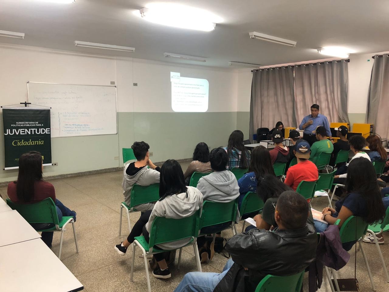 Com expectativa nas vagas temporárias, jovens são capacitados para o mercado de trabalho Com expectativa nas vagas temporárias, jovens são capacitados para o mercado de trabalho