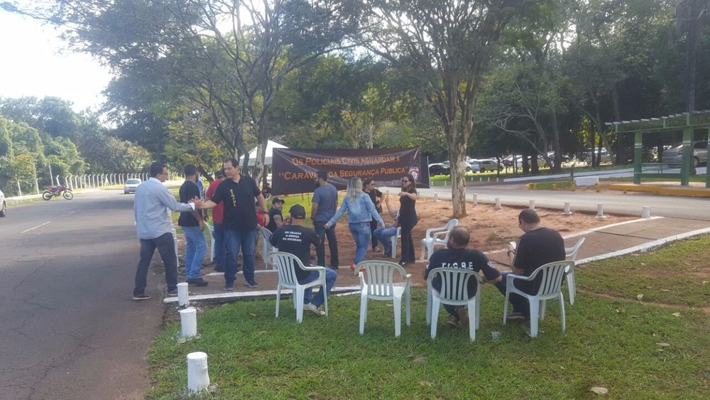 Sinpol entra na Justiça para suspender edital de concurso da Polícia Civil Policiais civis acampados em frente à sede do governo demonstram outra insatisfação: a falta de reajuste salarial (Foto: Edmar Mello)